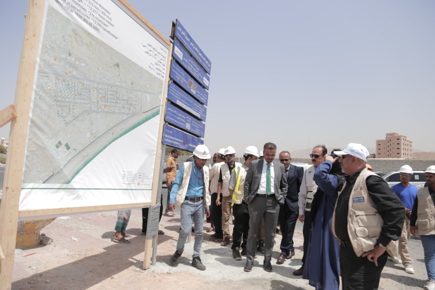 أمين عام محلي حضرموت يدشن العمل في مشروع الصرف الصحي لمنطقة غرب الضيافة وحدتي "هاف مون - حمزة"