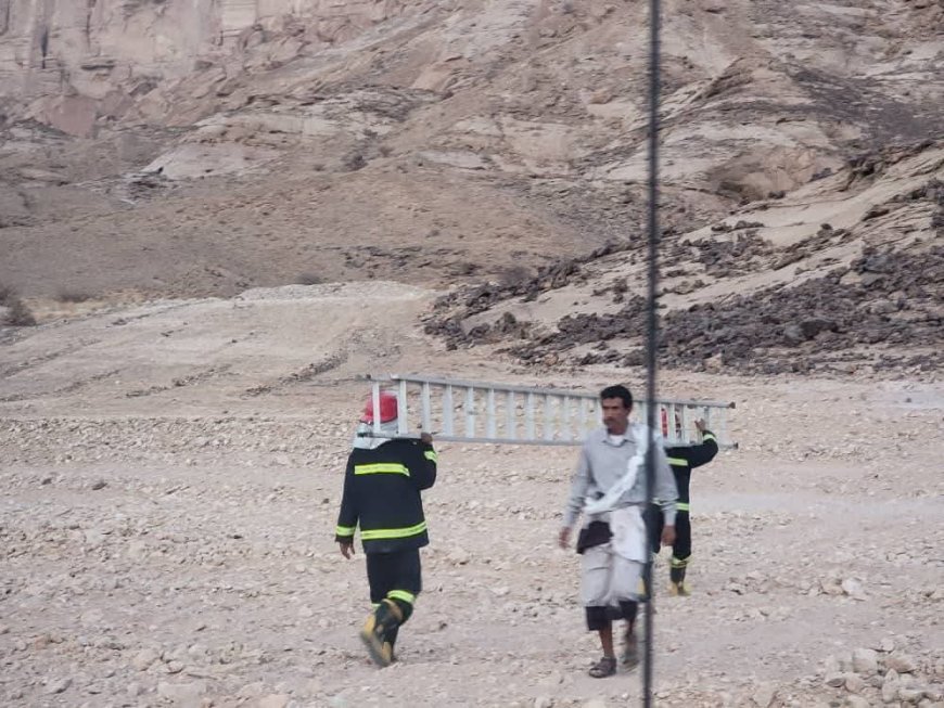 الدفاع المدني بشبوة يستجيب لاستغاثة ثلاثة شبان عالقين في جبل شرقي عتق ويستنفر جهود الإنقاذ