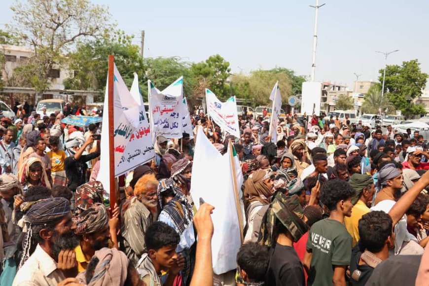 مسيرة جماهيرية في أبين تطالب بالحكم الذاتي وتحسين الخدمات