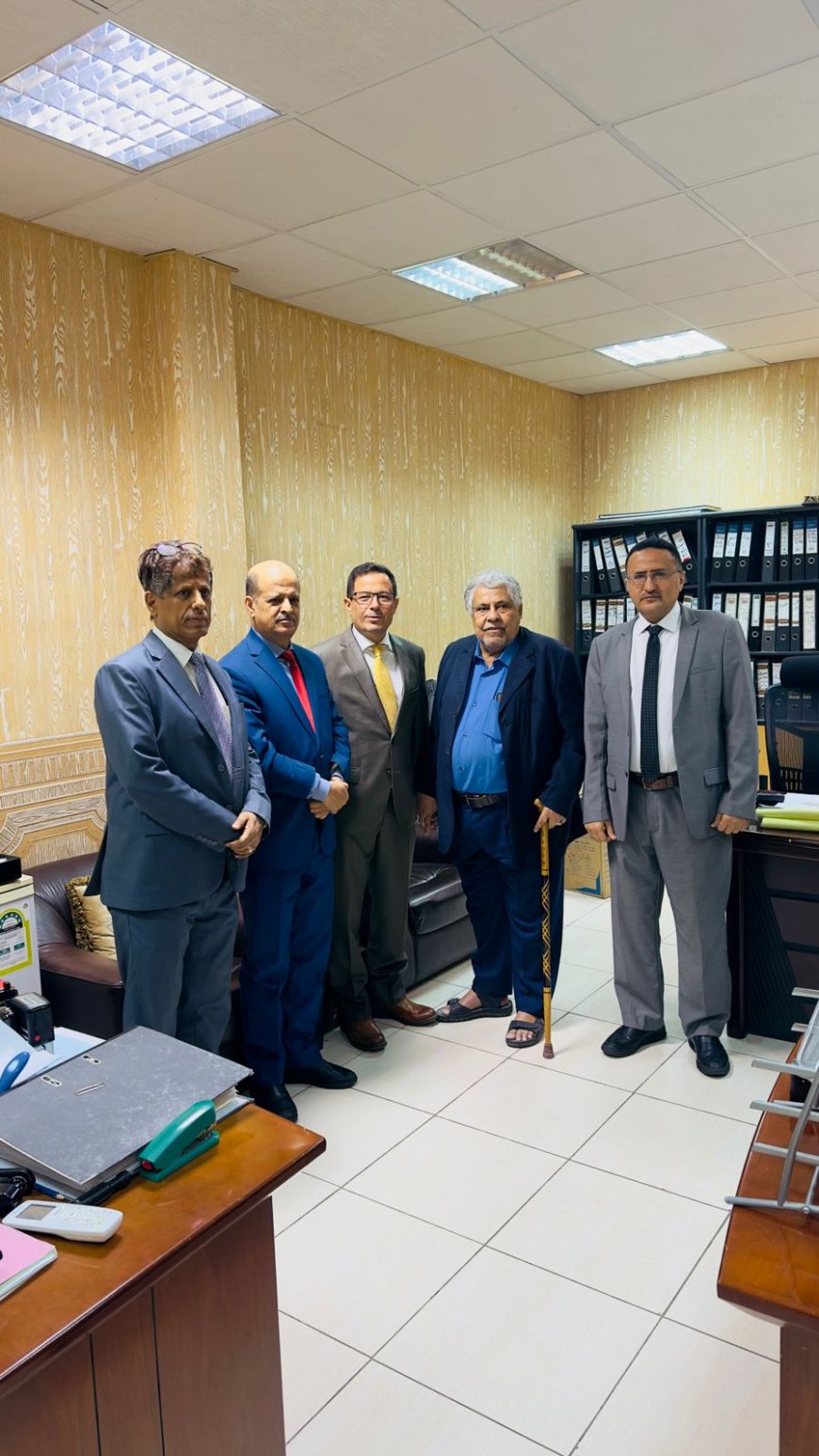 وكيل جهاز الأمن السياسي اللواء شعفل حسين علوي يزور القنصلية اليمنية بجدة ويطلع على سير العمل في الأقسام الخدمية