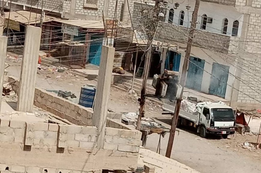 أكبر حارة في مدينة عزان بلا تيار منذ أكثر من 45 يوماً.. وصمت رسمي يُشعل الغضب