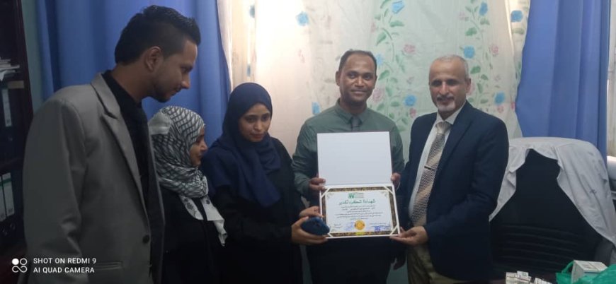 بحضور الوكيل الشبحي مؤسسة قمة عدن للصحة والتربية والتنمية AAF ترفد مجمع المعلا الصحي بأدوية علاجية لأمراض النساء والتوليد
