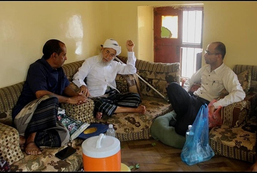 مدير عام حالمين وأمين عام ملتقى رواد حالمين للفكر والبناء يزوران الفقيه أحمد مسعد الدغفلي لتفقده والاطمئنان على صحته