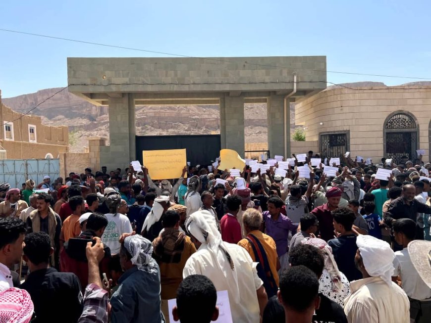 حشود جماهيرية في دوعن تضامنًا مع فرقة البندر ورفضًا لتدهور الأوضاع المعيشية مطالبين بأقالة مدير عام المديرية