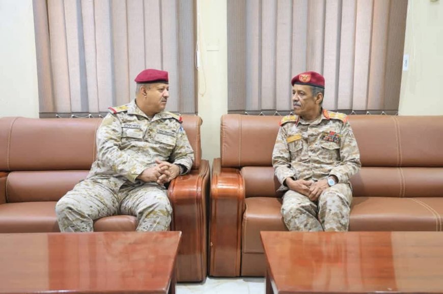 قائدي المنطقتين العسكريتين الأولى والثانية يبحثان تطورات الأوضاع الأمنية والعنسكرية بمحافظة المهرة ويُقِران عدداً من الإجراءات العاجلة