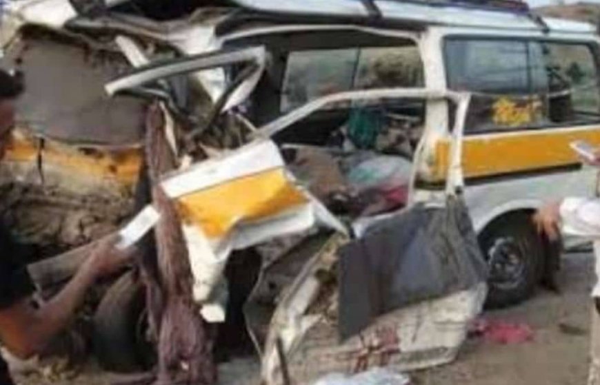 وفاة وإصابة عدد من الركاب في حادث انقلاب حافلة بطريق تعز - عدن