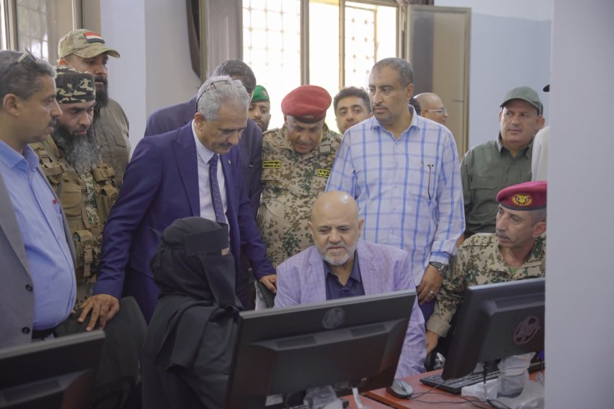 تعز.بدعم من طارق صالح.. افتتاح مشروع طاقة شمسية ومعمل حاسوب حديث في فرع جامعة تعز في التربة .