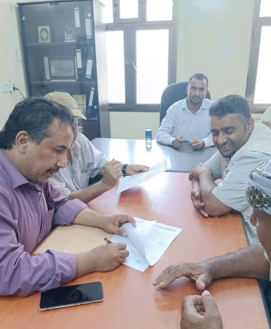 قيادة السلطة المحلية بسرار يافع تسلم موقع انشاء حاجز مائي عملاق للجهة المنفذة بتمويل دولي