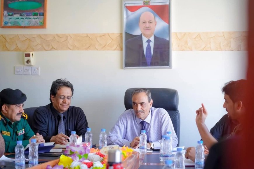 السلطة المحلية والأمنية بشبوة ومنظمة الإنقاذ الدولية يناقشان تصاعد مخاطر الهجرة غير الشرعية