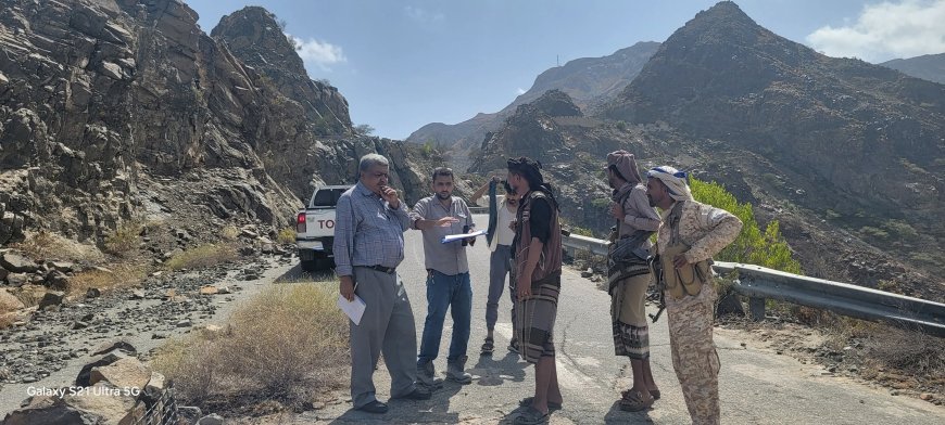 مدير عام الاشغال العامة والطرق أبين والمهندسين من شركة الخضيري للمقاولات يصلون عقبة ثرة