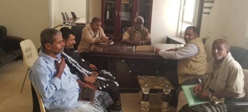 مدير عام مديرية ميفعة بشبوة يلتقي مسؤول الرقابة والتقييم بجمعية رعاية الأسرة