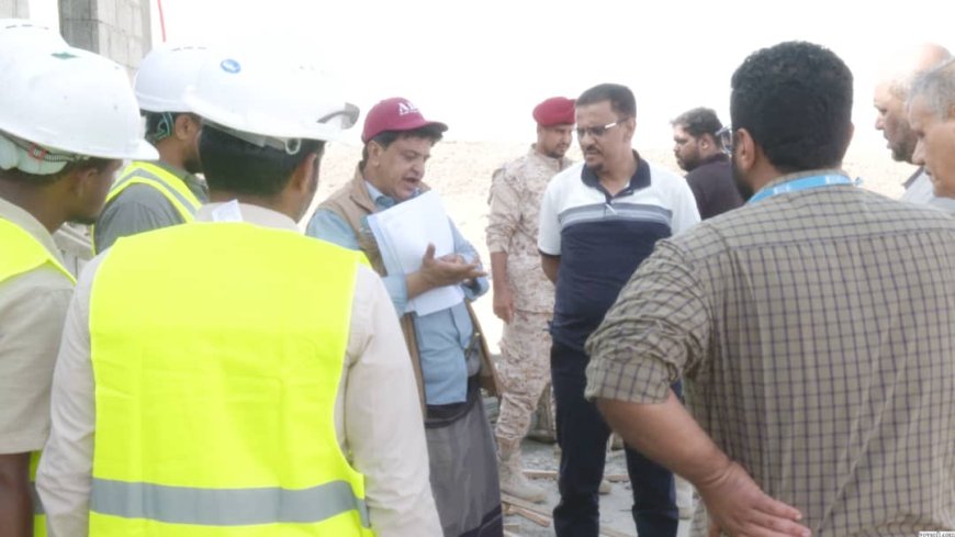 الأمين العام لمحلي حضرموت يطّلع على نسبة الإنجاز في مشروع مركز الصادرات السمكية بحضرموت
