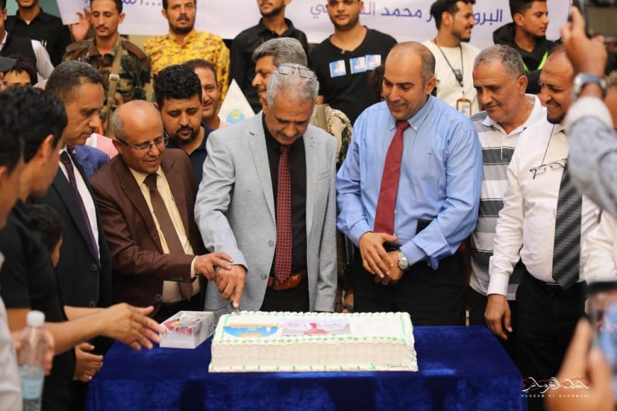 منتسبو جامعة تعز يستقبلون رئيس الجامعة بحفاوة ويبادلون الوفاء بالوفاء