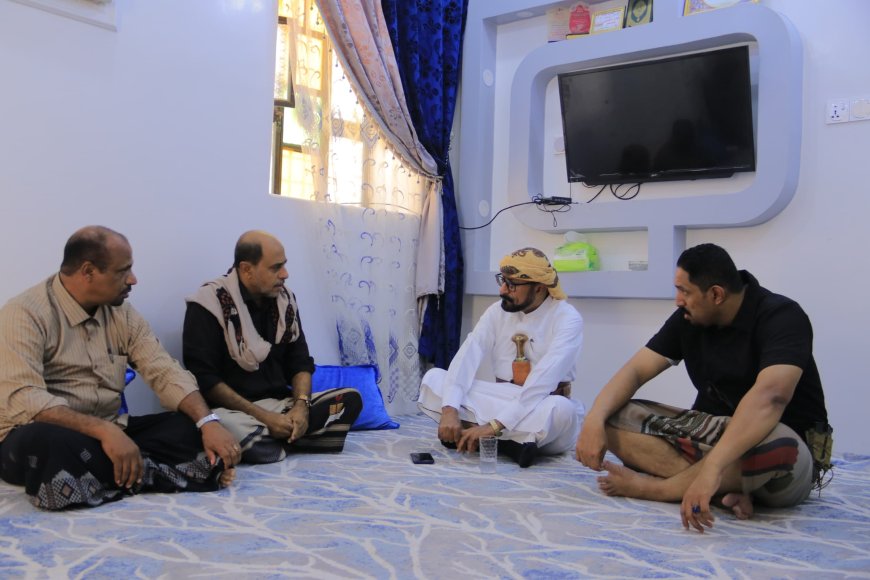 المدير العام فلهوم يطمئن على صحة بن طالب مدير فرع المؤسسة المحلية للمياه والصرف الصحي بالمديرية