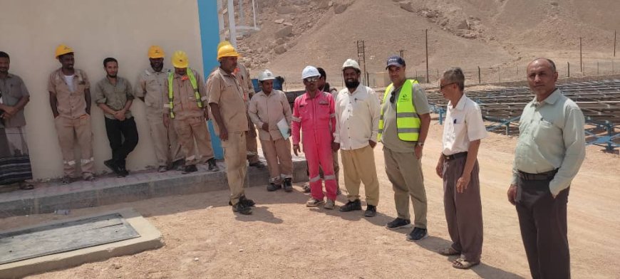 فريق هندسي من مؤسسة الكهرباء بوادي حضرموت يطلع على ترتيبات ربط منظومة الطاقة الشمسية لحقل جثمه بالمنظومة العامة للكهرباء