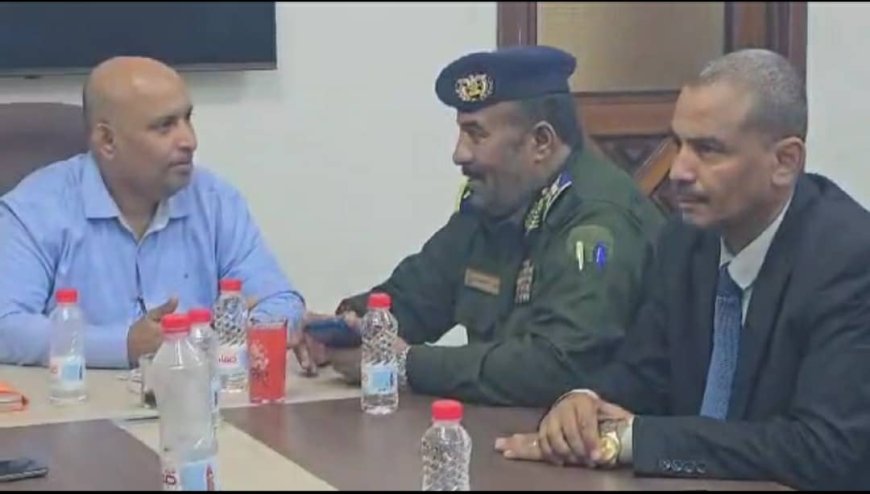 وكيل وزارة الداخلية يزور المؤسسة المحلية للمياه والصرف الصحي بعدن ويبحث سبل التعاون المشترك