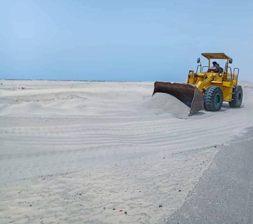 بتوجيهات من محافظ أبين... صندوق النظافة يواصل إزالة الكثبان الرملية في المرحلة الثانية