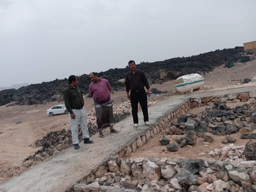 بدعم المحافظ بن الوزير.. تواصل الأعمال الإنشائية في مشروع خزان مياه بئر علي - الخبية رضوم