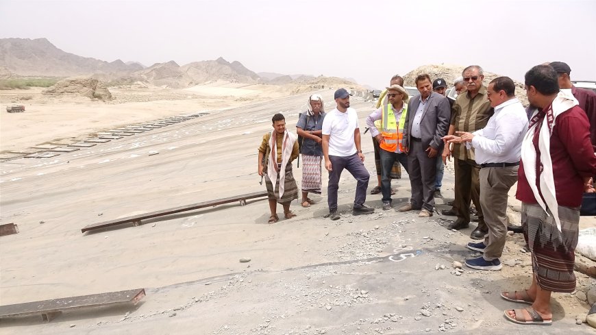 نائب رئيس مجلس النواب ومحافظ أبين يتفقدان سير العمل في مشروع سد حسان الاستراتيجي