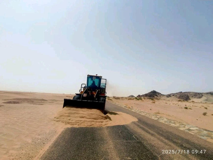 بتوجيهات المحافظ بن الوزير... مؤسسة الطرق شبوة تباشر أعمال إزالة الرمال من طريق عتق – بيحان