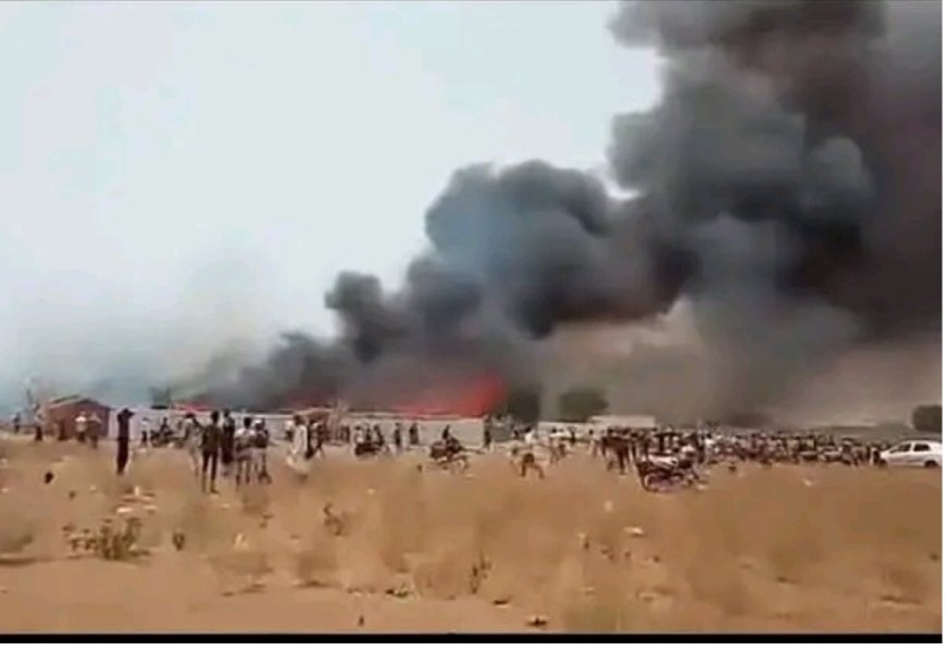 حريق يلتهم  "18" مسكنا للنازحين شمال مدينة الحديدة...