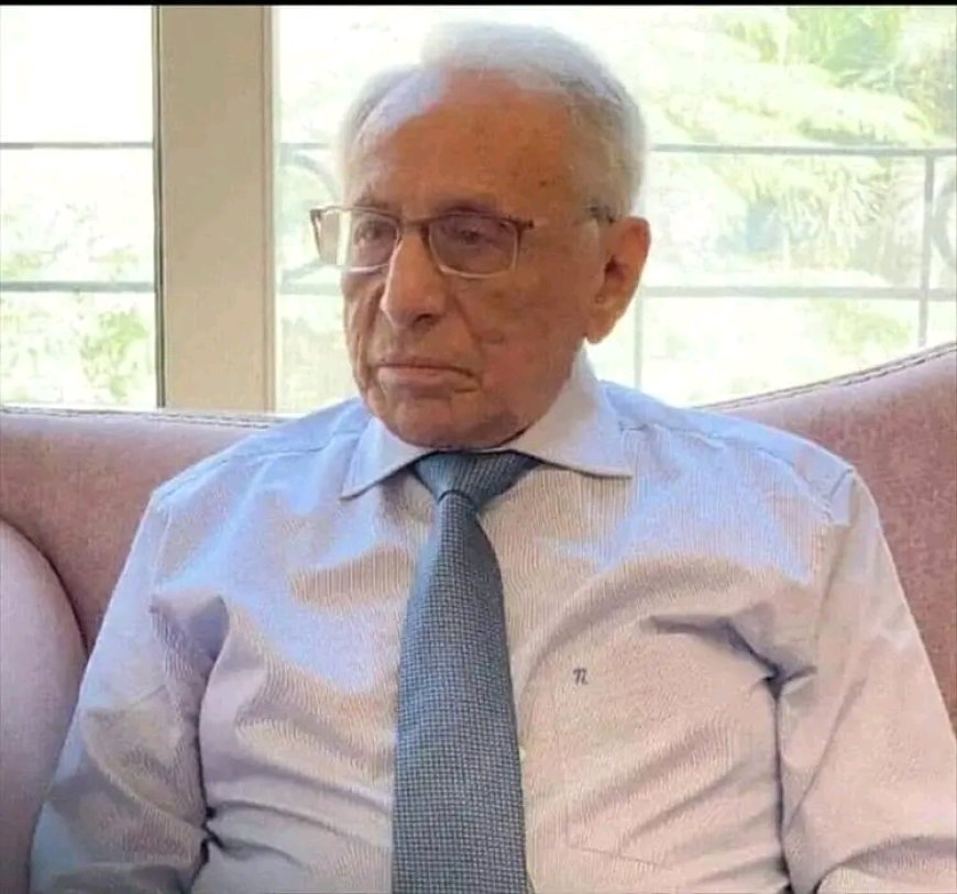 نائب رئيس الغرفة التجارية بأبين ناصر أحمد مهدي يعزي بوفاة رجل الأعمال أبوبكر عمر بازرعة