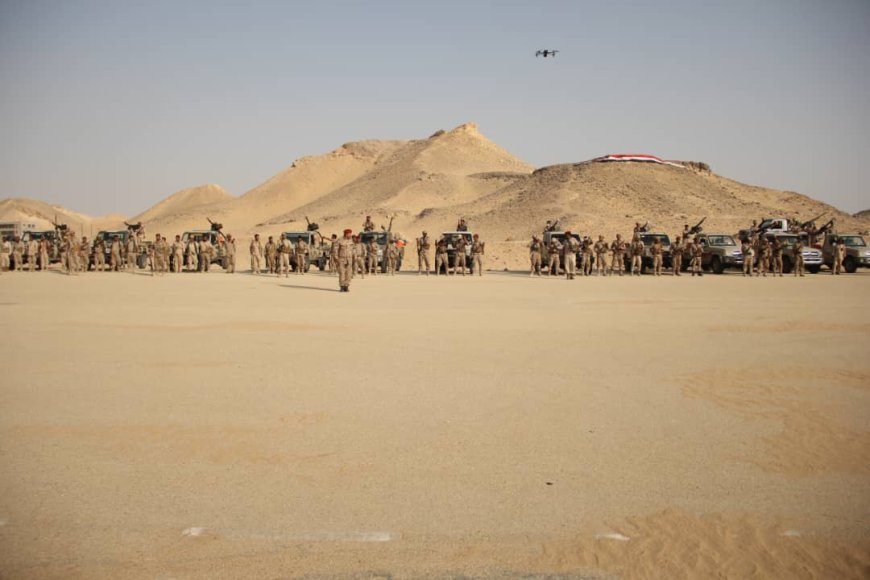 قائد المنطقة العسكرية الاولى يتفقد اللواء 11حرس حدود بمديرية رماه برفقة تعزيزات عسكرية ضمن خطة لتعزيز الأمن في المديريات الصحراوية