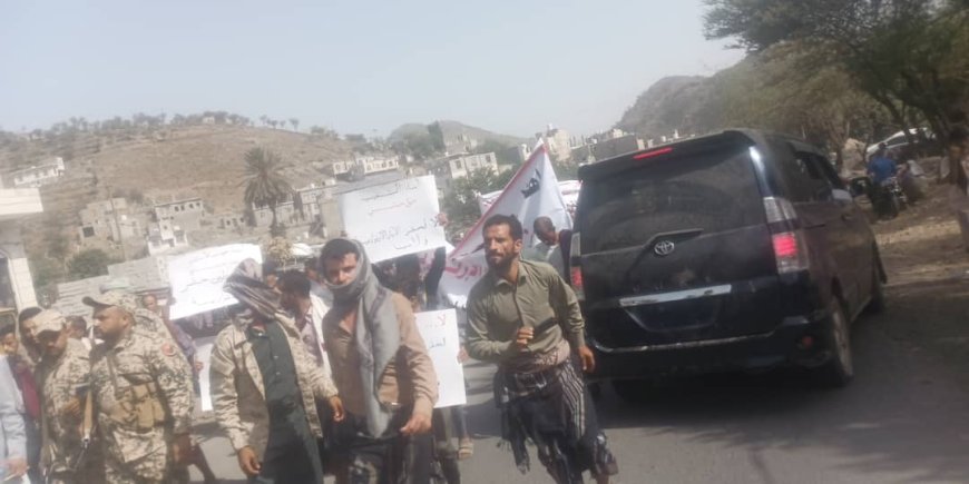 تعز.وقفة احتجاجية لأهالي جبل حبشي رفضًا لحفر الآبار الإرتوازية في عزلة بني عيسى