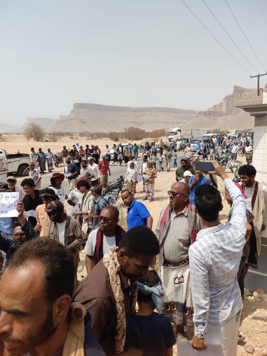 وقفة احتجاجية في دوعن للمطالبة بالخدمات الأساسية