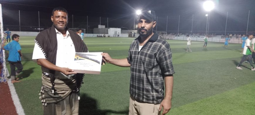 مكتب الشباب والرياضة للفرق الشعبية بخنفر يكرم المدرب" عبدالغني الحدي" بشهادة تقديرية لجهودة مع فريق الصقر