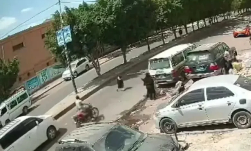 دهس طفلة أمام مدرسة بصنعاء بصورة مروّعة يُفجّر موجة غضب