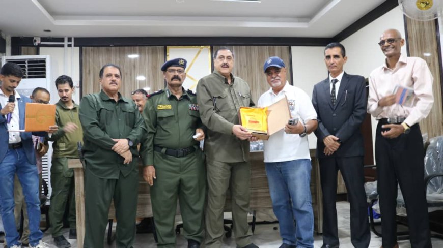 مدير شرطة عدن يكرّم نقابة الصحفيين وعددًا من القيادات الأمنية تقديرًا لجهودهم في إنجاح حملة مكافحة المخدرات