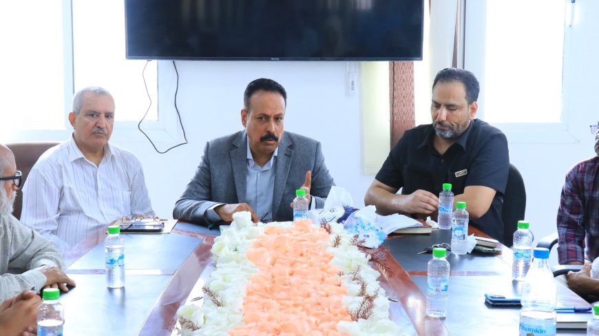 العقربي يترأس اجتماعاً موسعاً لقيادة صندوق صيانة الطرق بعدن ويبحث سبل تفعيل الأداء المؤسسي
