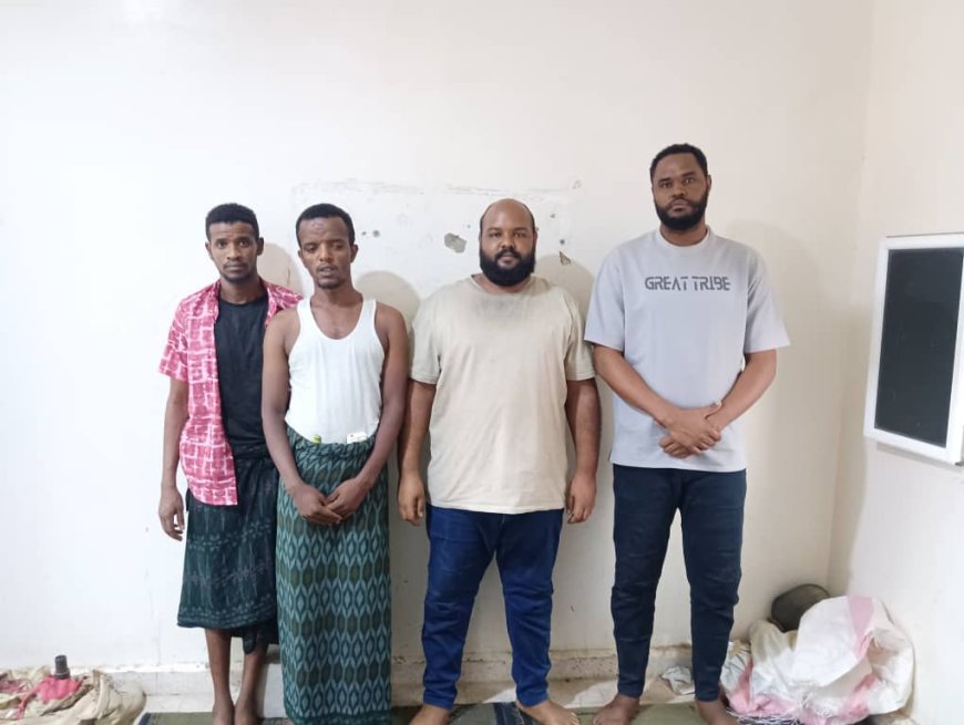 شرطة مديرية شحن بمحافظة المهرة تضبط أجنبيان دخل البلاد بطريقة غير شرعية.