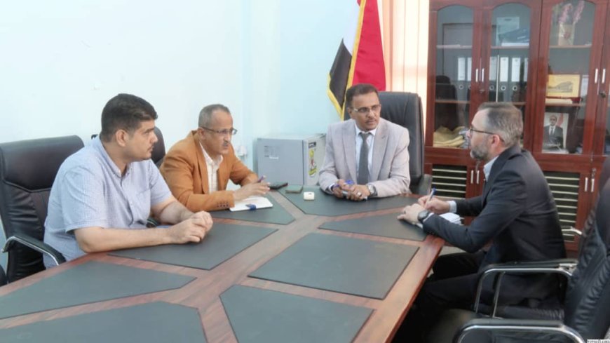 الأمين العام للمجلس المحلي بحضرموت يبحث مع المدير التنفيذي للمشاريع البحرية بمنظمة (UNDP) التدخلات لصيانة قاطرة ميناء المكلا وتوسعة خدماته