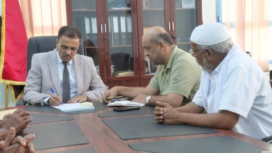 الأمين العام لمحلي حضرموت يبحث احتياجات شريحة الصيادين بمدينة الريدة وأهمية إنشاء كاسر أمواج لحمايتهم خلال المتغيرات المناخية