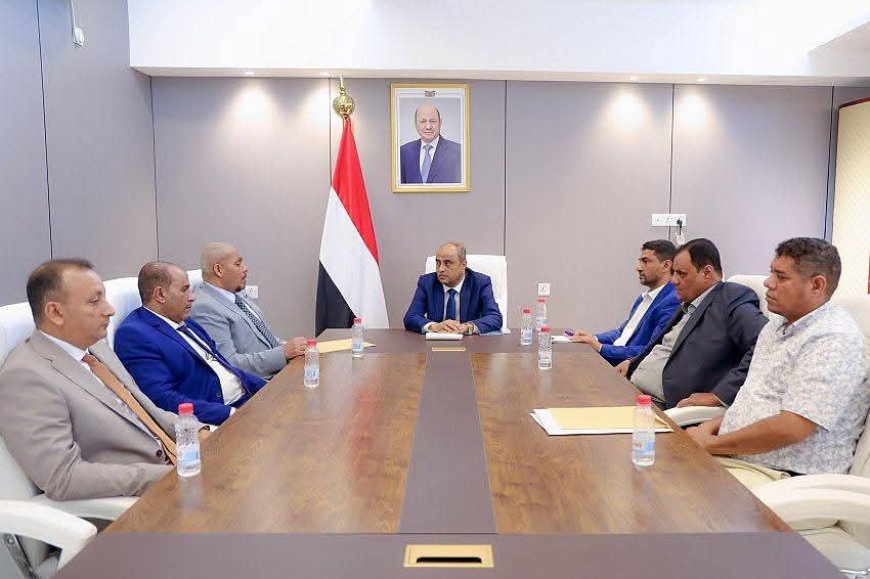 رئيس الوزراء يلتقي محافظ سقطرى ويؤكد دعم الحكومة لجهود السلطة المحلية 