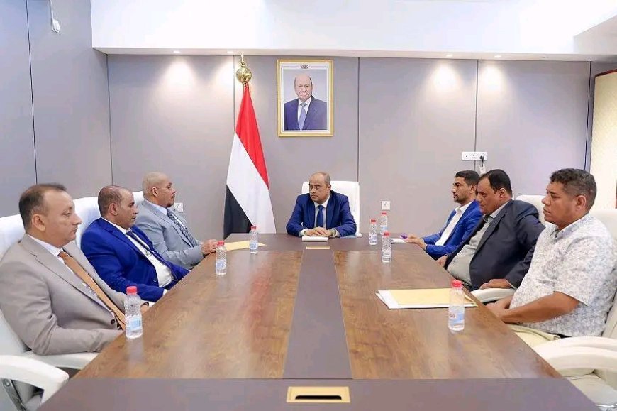 رئيس الوزراء يلتقي محافظ سقطرى ويؤكد دعم الحكومة لجهود السلطة المحلية