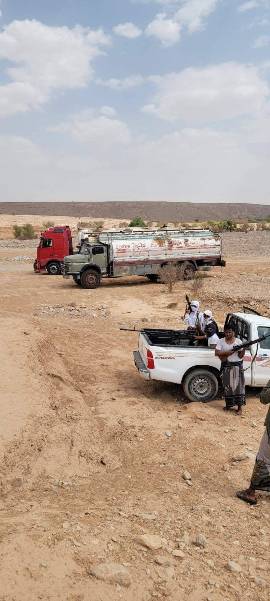 عاجل : شباب قبائل آل جابر يقطعون طريق نقل الوقود في نقطة العطوف بمديرية ساه النفطية