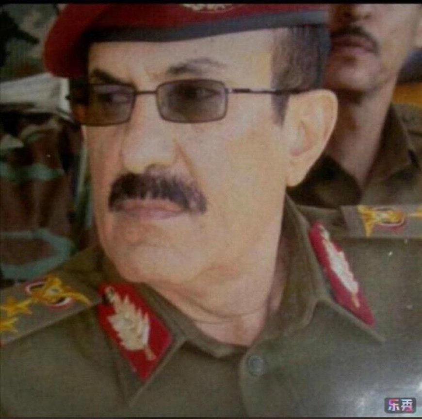 مدير عام المؤسسة الاقتصادية يعزي في وفاة اللواء الركن سعد راجح سعد 