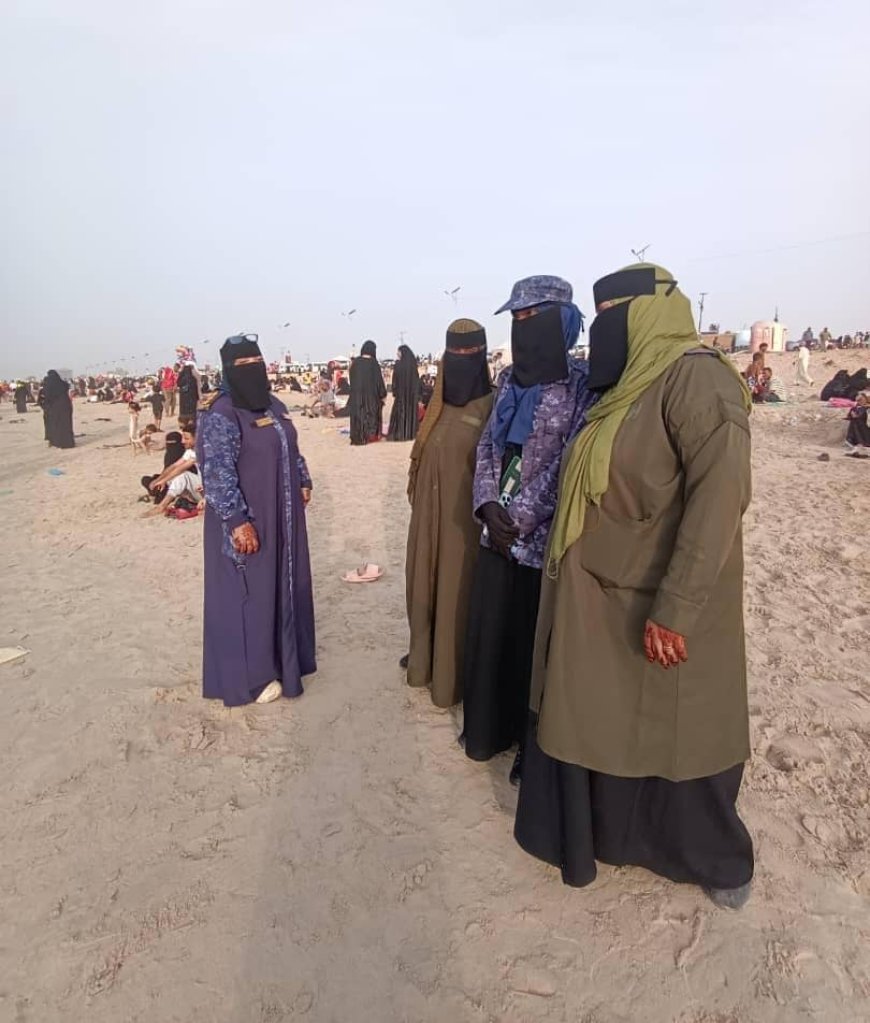 الشرطة النسائية تواصل انتشارها الميداني على سواحل المكلا خلال موسم البلدة