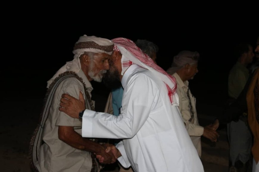 في أمسية حضرمية... توافد المشائخ والأعيان والشخصيات الاجتماعية احتفاءً بتعافي والد الشيخ صلاح باتيس