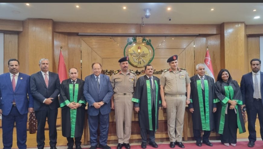 الرئيس علي ناصر محمد يحضر مناقشة رسالة الدكتوراه للفريق الركن محسن الداعري في الأكاديمية العسكرية المصرية
