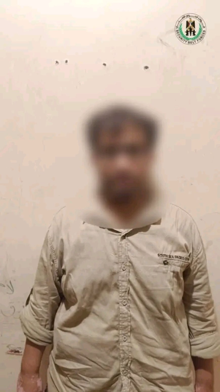 الحزام الأمني يضبط أحد مروجي المخدرات في مديرية المنصورة بعدن