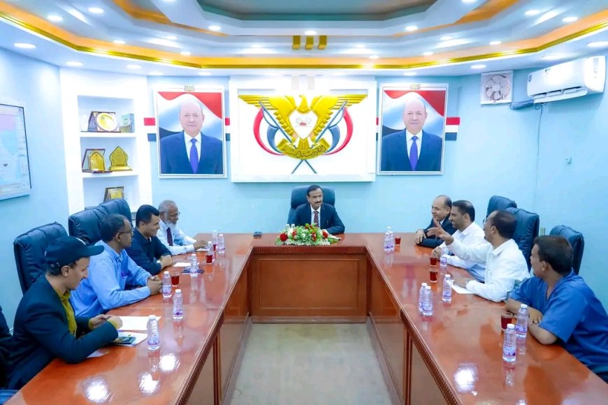 المحافظ بن الوزير يلتقي بعمادة كلية الطب بجامعة شبوة ويؤكد استمرار دعم السلطة المحلية للصرح الأكاديمي