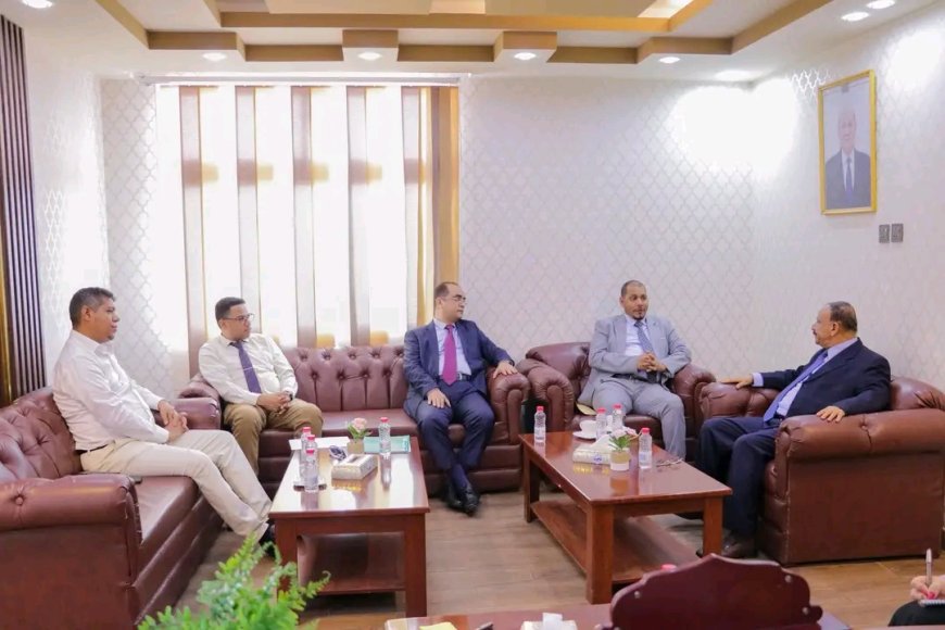وزير النقل يلتقي سفير بلادنا لدى إندونيسيا ويبحث مع محافظ سقطرى أوضاع قطاعات النقل بالمحافظة