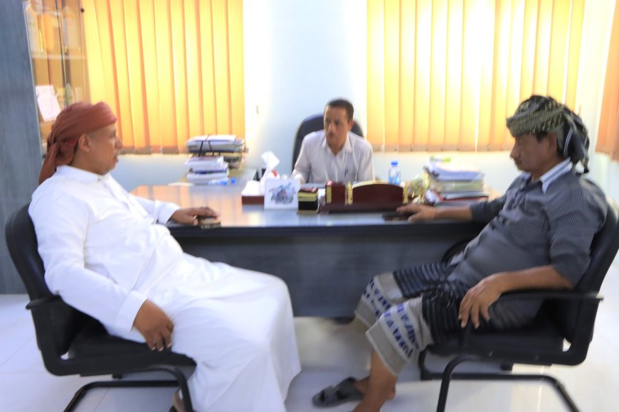 العمودي والسماحي يناقشان الأوضاع الصحية بمديرية السوم