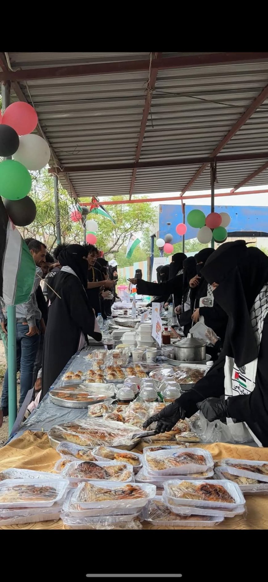 طالبات السكن الجامعي بتعز ينظمن البازار الأول دعماً لأبناء غزة