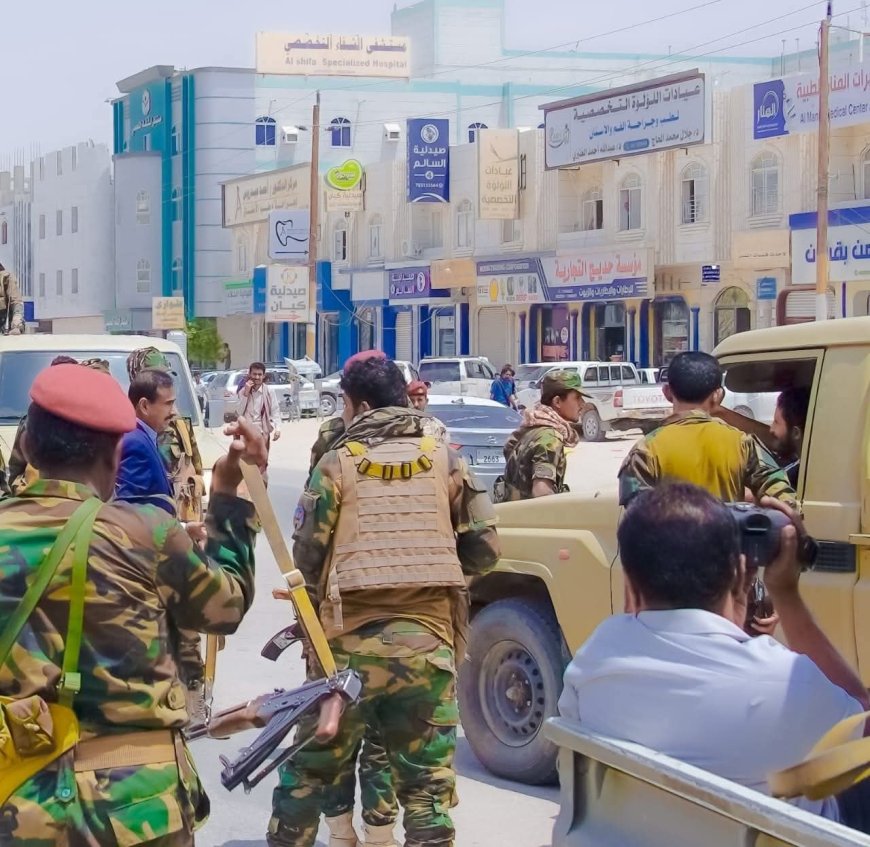 محافظ شبوة يوقف سيارة مخالفة لنظام السير في شوارع مدينة عتق 