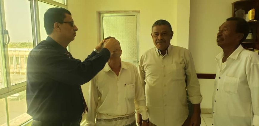 مدير عام صحة لحج يدشن عملية تحصين ضد مرض الكوليرا لموظفي مكتب الصحة بالمحافظة 